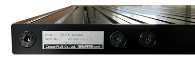 ベース盤側面パネルにはシリアルプレートがあります。