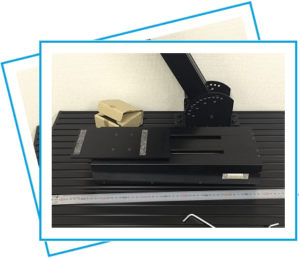 お客様からの商品運用写真。ラインセンサーカメラ画像検査。設置・角度調整のFLEX検査台をサンプル試験に使用し、駆動部をユニット化して効率改善。
